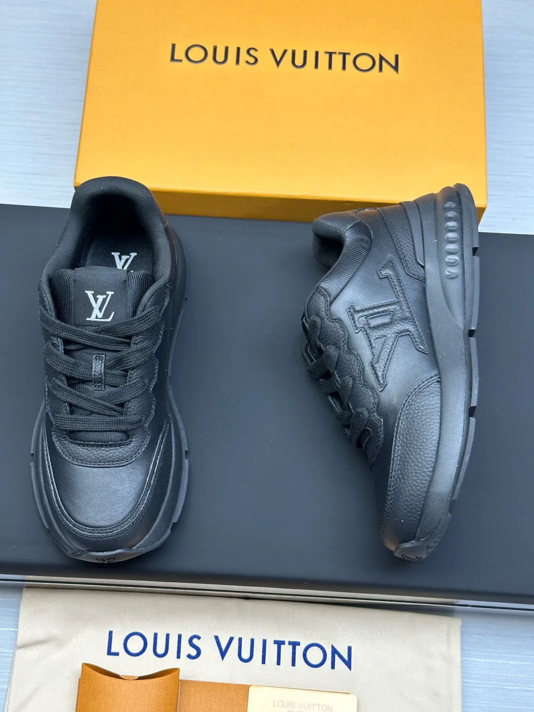 Factory price: 640💰Top version LV-Louis Vuitton-classic catwalk new style original 1:1 developed replica! ! The upper foot is very comfortable. It is made of luxurious materials and fine workmanship. The midsole is printed with English letters "Made in Europe". The upper is made of calfskin imported from Italy. The side is decorated with the brand's LOGO and signature. The latest latex foot pads and mesh lining make the foot feel super comfortable. The original two-color TPU combination outsole is specially provided by the original factory. Bag technology Goodyear stitched edges Fabric: Exclusive custom first-layer cowhide Accessories: Exclusive private model Vuitton logo, lining: Customized silk mesh lining - first-layer silk cowhide lining Outsole: TPU combination outsole wear-resistant, non-slip and anti-yellowing Foot pads: new latex pads-mesh sweat-absorbent Counter technology: fully computerized sewing machine wire drawing Toe box back cover Hot and cold shaping Full set of pull-top last with medium and low logo pattern Counter packaging - Shoelaces, certificates, cards, instructions, certificates, dust bags, the most complete packaging on the Internet, men's size: 38-46 (38/46 customized, non-refundable!)
